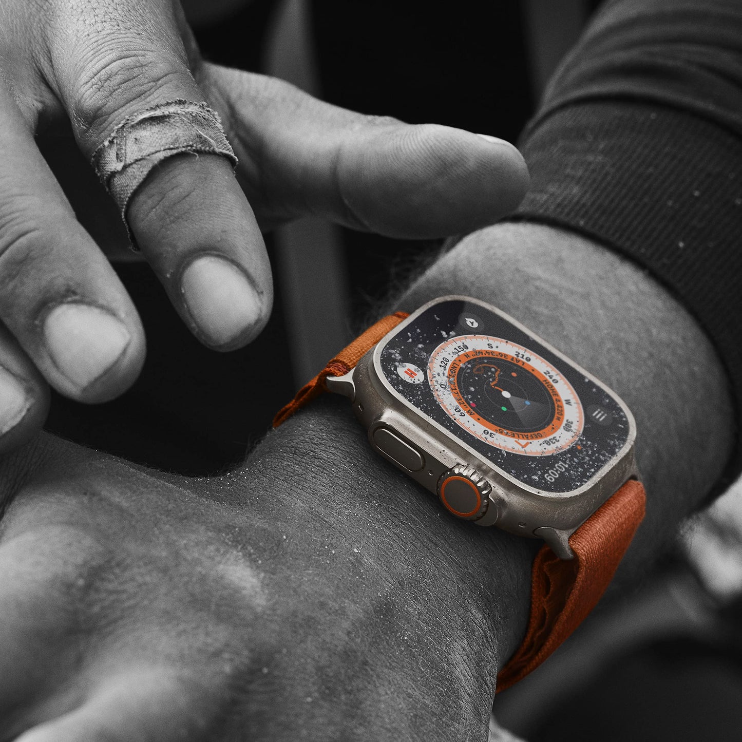 Apple Watch Ultra (GPS + Cellular, 49mm) Smartwatch - Titangehäuse, Alpine Loop Orange - Small. Fitnesstracker, präzisesGPS, Aktionstaste